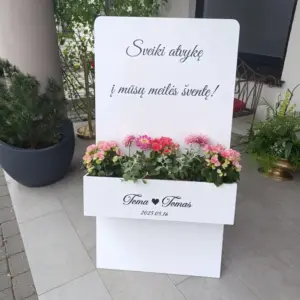 Vestuvių sutikimo stendas su gėlių loveliu